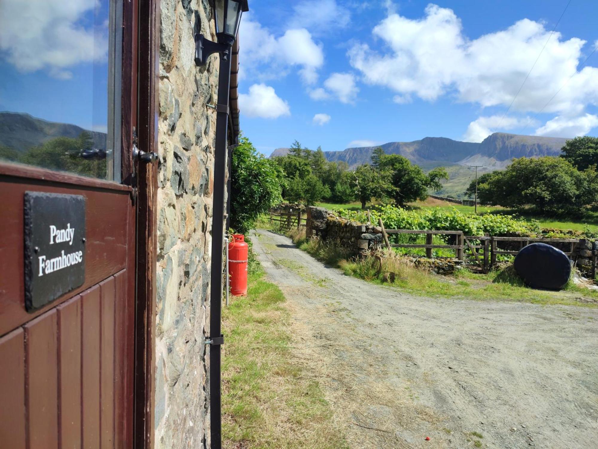 Pandy - Panoramic Mountain Views Within Snowdonia's National Park - 4x4 Recommended Holiday home